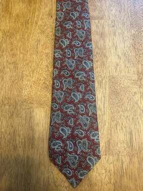 Daniel Hechter Paris Men's Burgundy Silk Paisley Necktie